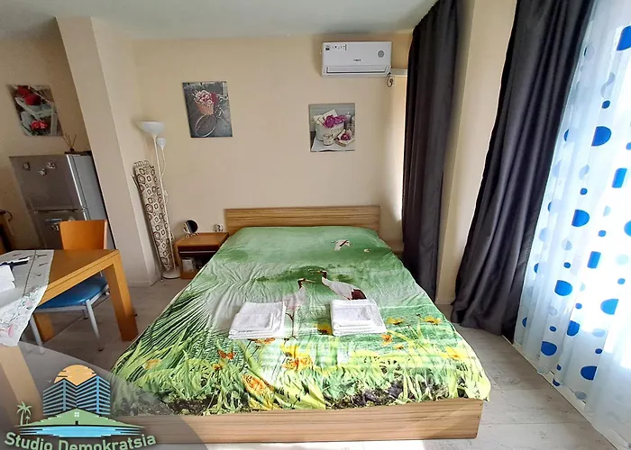 Апартамент Demokratsia Бургас